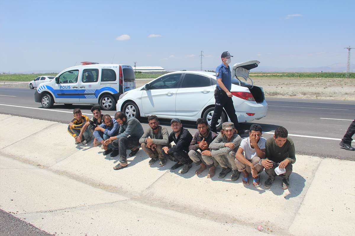 Uygulama noktasından kaçan otomobilden 10 göçmen çıktı