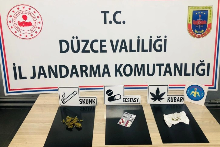 Uyuşturucu madde bulunduran şahıslar gözaltına alındı