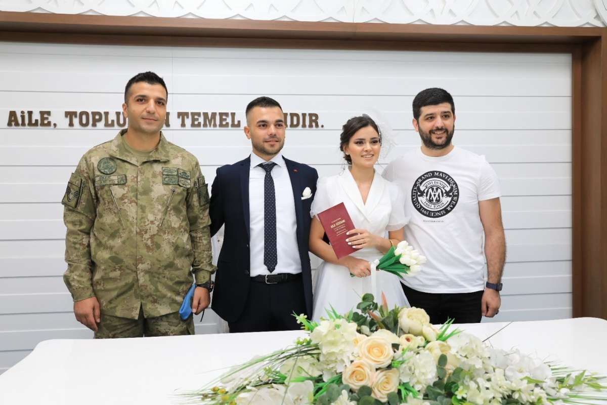 Uzman çavuşun nikah şahidi komutanı oldu