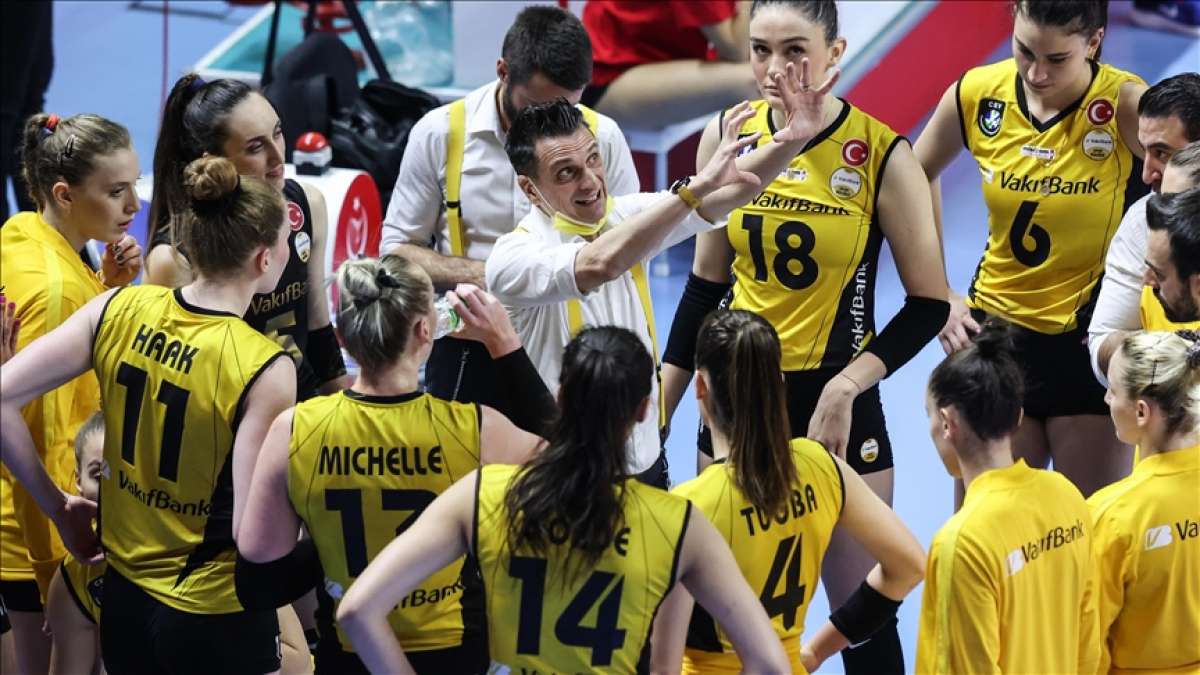 VakıfBank Kadın Voleybol Takımı'nda Sultanlar Ligi play-off finaline yükselmenin sevinci yaşanı