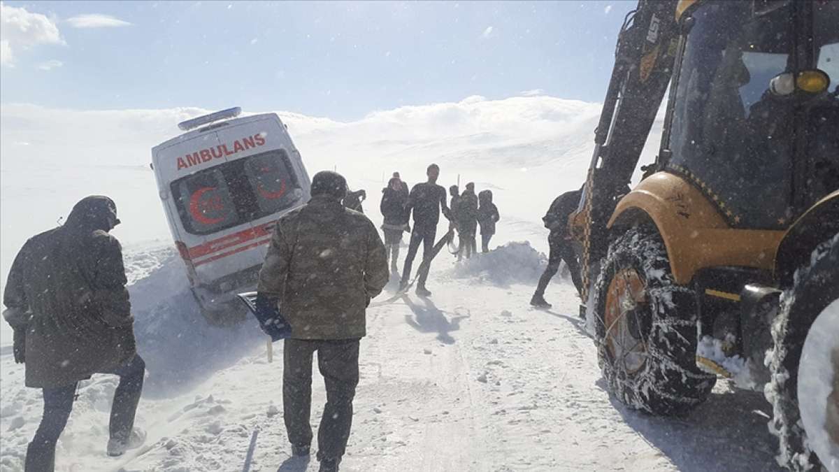 Van'da 1 aylık bebeğin pansumanı için 6 saat karla mücadele ettiler