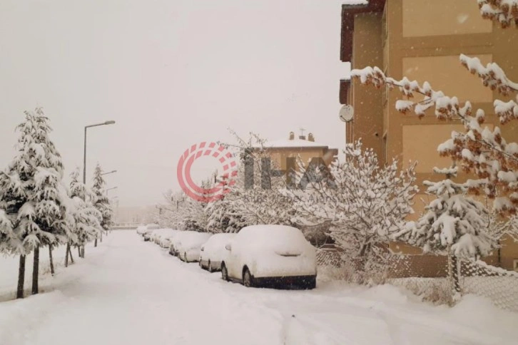 Van'da beklenen kar yağışı başladı, onlarca yerleşim yeri yolu kapandı