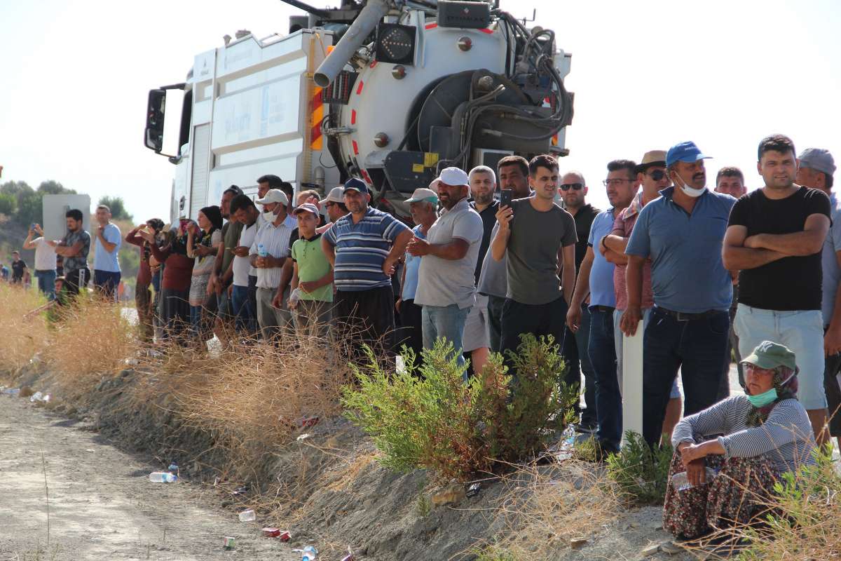 Vatandaşlar Manavgat'ta yanan ormanı endişeli gözlerle izliyor