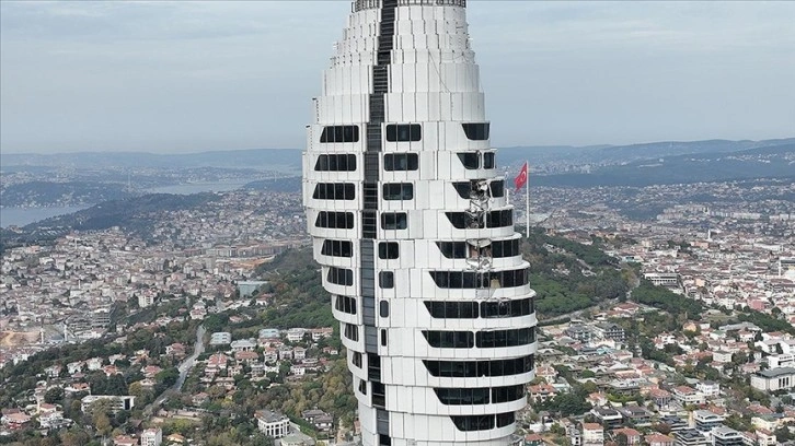 Vinçten düşen parçalar Çamlıca Kulesi'nin dış cephesinde hasar oluşturdu