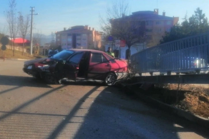 Virajı alamayan otomobil üst geçidin korkuluklarına çarptı