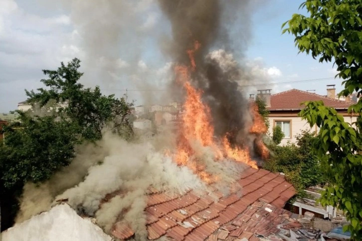 Yabancı uyruklu ailenin evi alev topuna döndü