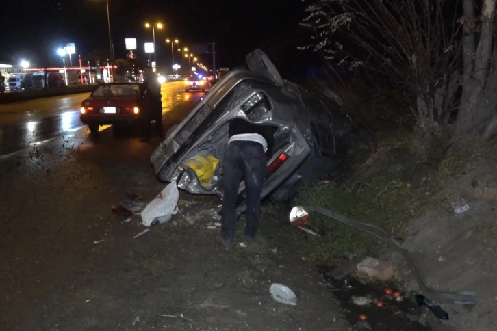 Yağmur nedeniyle kayganlaşan yolda otomobil takla attı: 1’i çocuk, 3 yaralı