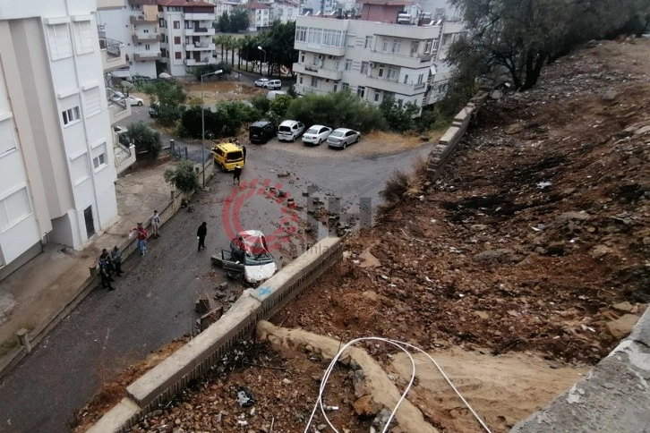 Yağmur sebebiyle yıkılan istinat duvarı otomobili hurdaya çevirdi