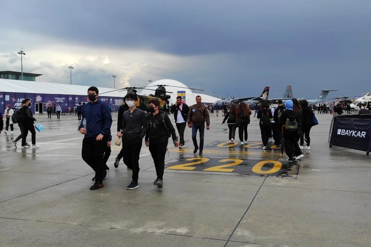 Yağmura rağmen TEKNOFEST'e yoğun ilgi devam ediyor