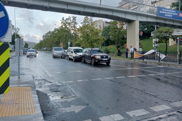 Yağmurun etkisiyle kayganlaşan yolda 4 araç birbirine girdi