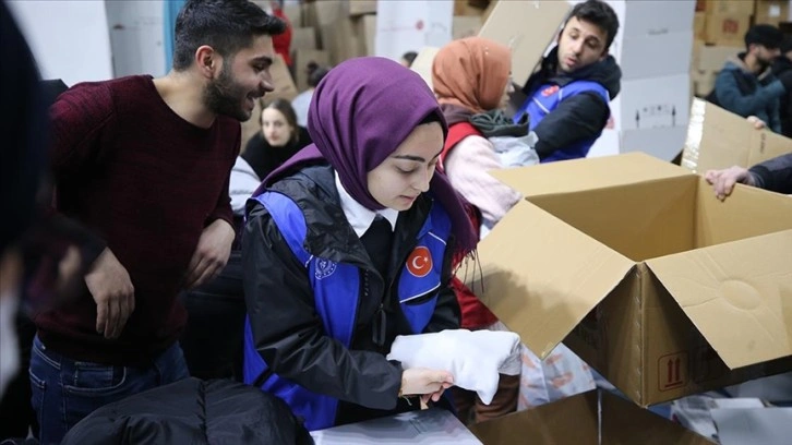 Yakınları Kahramanmaraş'ta enkazda kalan Hatice, depremzedelere yardım için çalışıyor