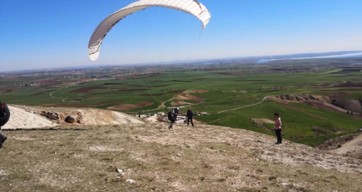 Yamaç paraşütleri Adıyaman semalarında süzüldü