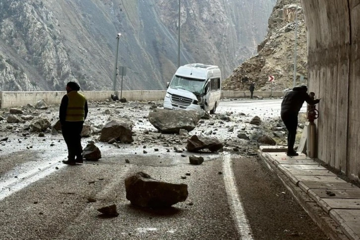 Yamaçtan kopan kayalar servis aracına isabet etti: 4 kişi yaralı