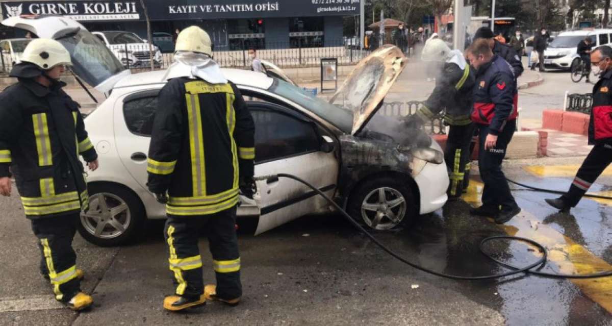 Yanan aracın sürücüsü canını son anda kurtardı