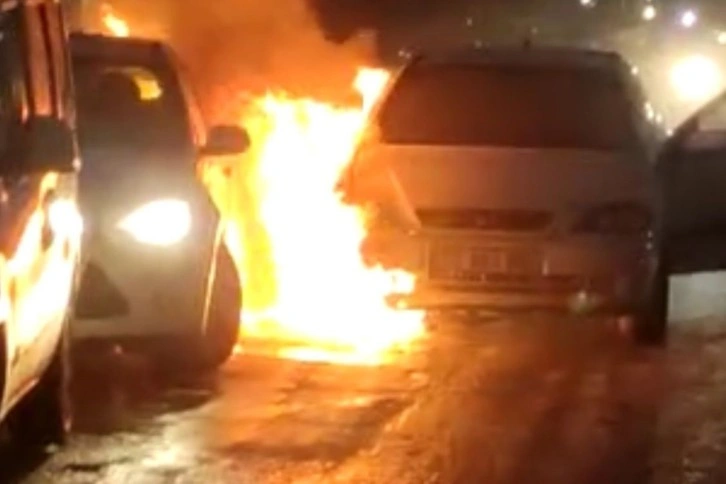 Yanan otomobili yol kenarına çekti, başka otomobili de yaktı