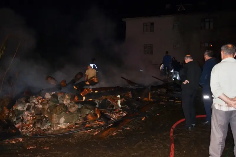 Yangında 2 ahır, 1 ambar ve 2 garaj yeri kül oldu