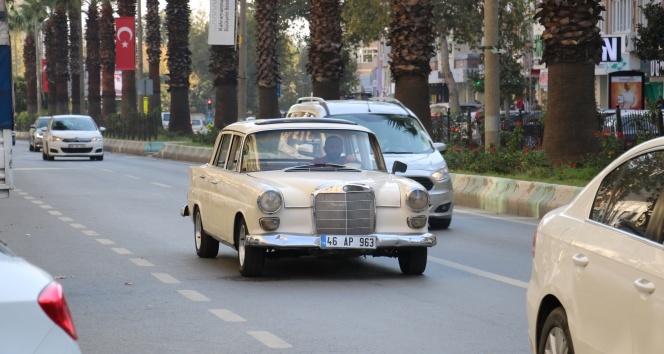 Yarım asırlık otomobile gözleri gibi bakıyorlar