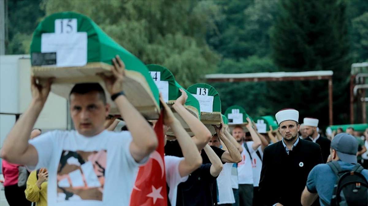 Yarın defnedilecek Srebrenitsa kurbanlarının tabutları Potoçari Anıt Mezarlığı'na taşındı