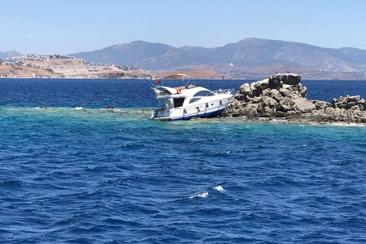 Yat kayalıklara oturdu, 4 kişiyi Sahil Güvenlik ekipleri kurtardı