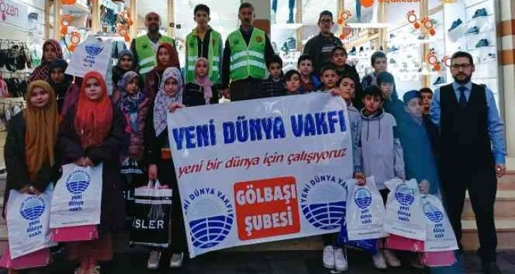 Yeni Dünya Vakfından 400 öğrenciye kışlık bot