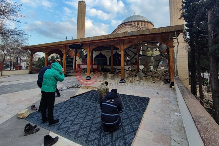 Yıkılan caminin avlusunda ibadetlerini gerçekleştiriyorlar