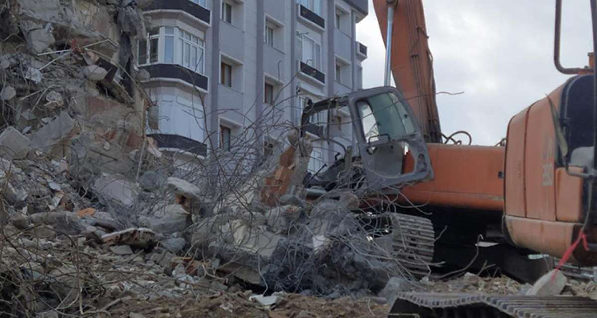 Yıkımda kepçenin üzerine beton blok düştü: Operatör ağır yaralandı