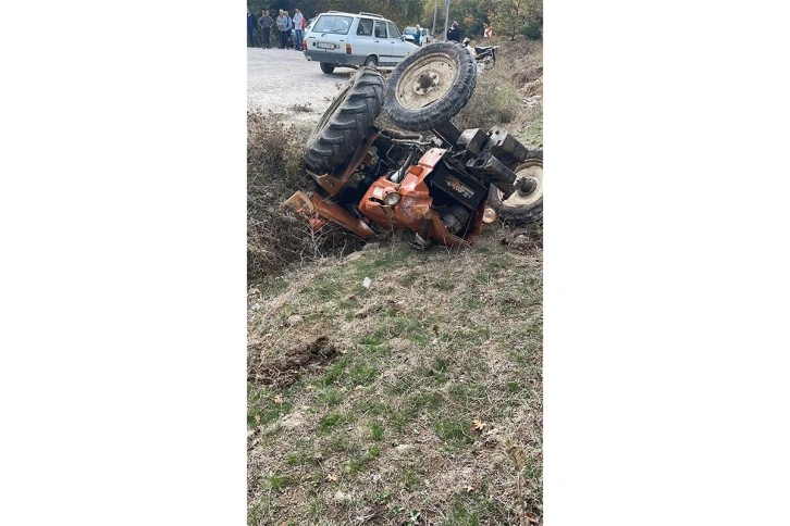 Yokuş aşağı inerken takla atan traktörün sürücüsü öldü