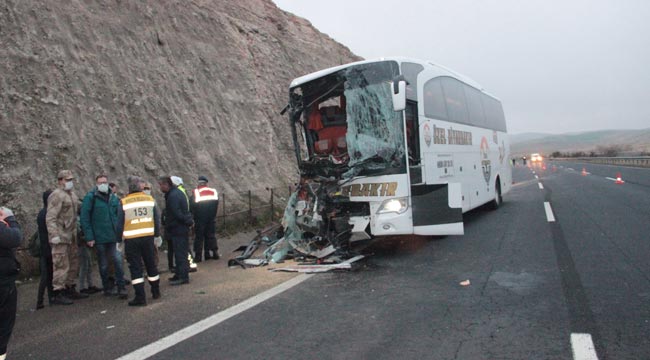 Yolcu otobüsü tıra arkadan çarptı: 3 ölü, 30 yaralı