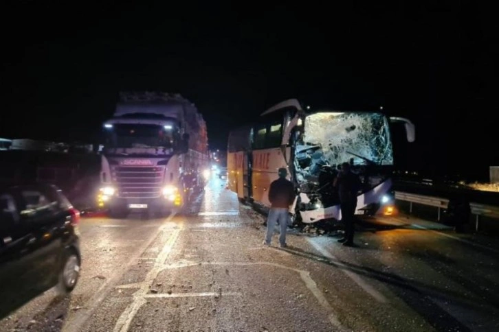 Yolcu otobüsü tıra arkadan çarptı, 7 kişi yaralandı