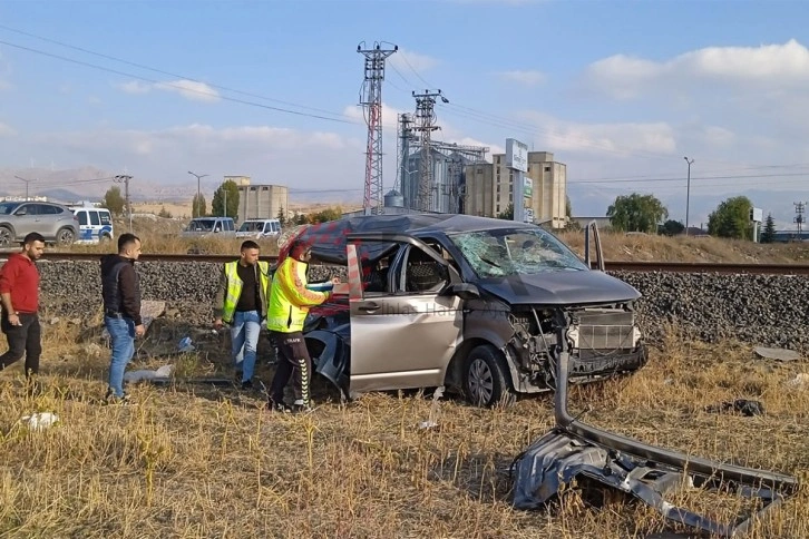 Yolcu treni minibüse çarptı: 2 yaralı