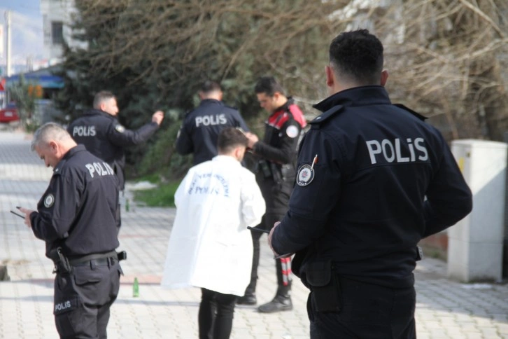 Yolda gördükleri husumetlilerine kurşun yağdırdılar