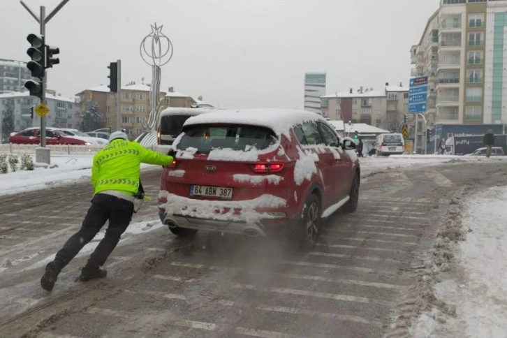 Yolda kalan araç sürücülerin imdadına trafik polisleri yetişti