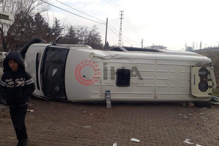 Yoldan çıkan minibüs evin duvarına çarptı: 1 ölü, 1'i ağır 5 yaralı