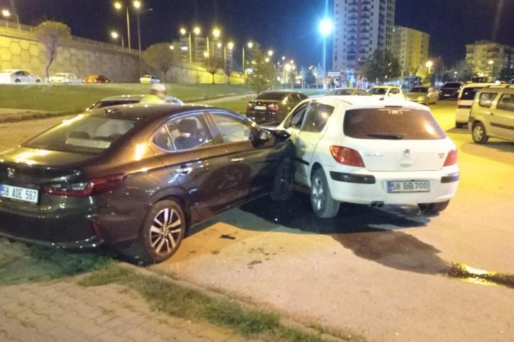 Yoldan çıkıp park halindeki araca çarptı, kazaya neden olan diğer araç olay yerinden kaçtı