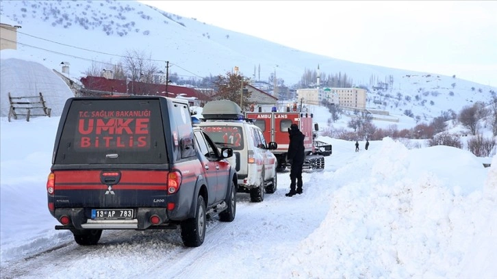 Yolu kardan kapanan köyde zehirlenen anne ve 5 çocuğuna paletli ambulansla ulaşıldı