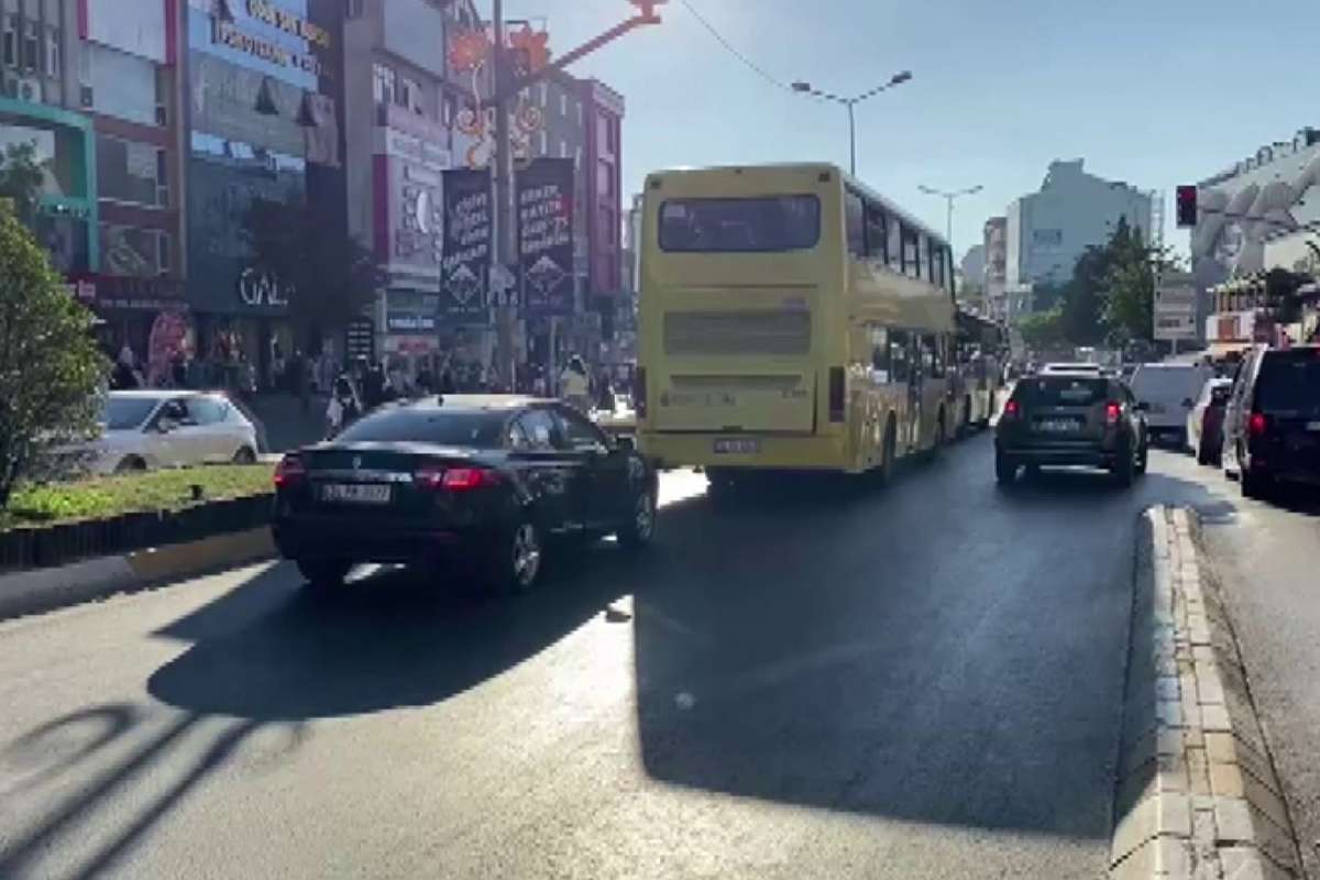 Yolun karşısına geçmek isteyen yaşlı kadına araba çaptı; kızı sinir krizi geçirdi