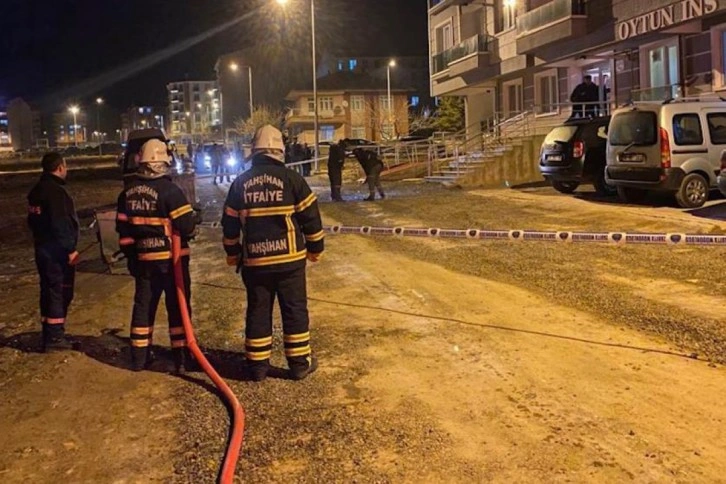 Yolun ortasında kendiliğinden yanan ateş, ekipleri alarma geçirdi