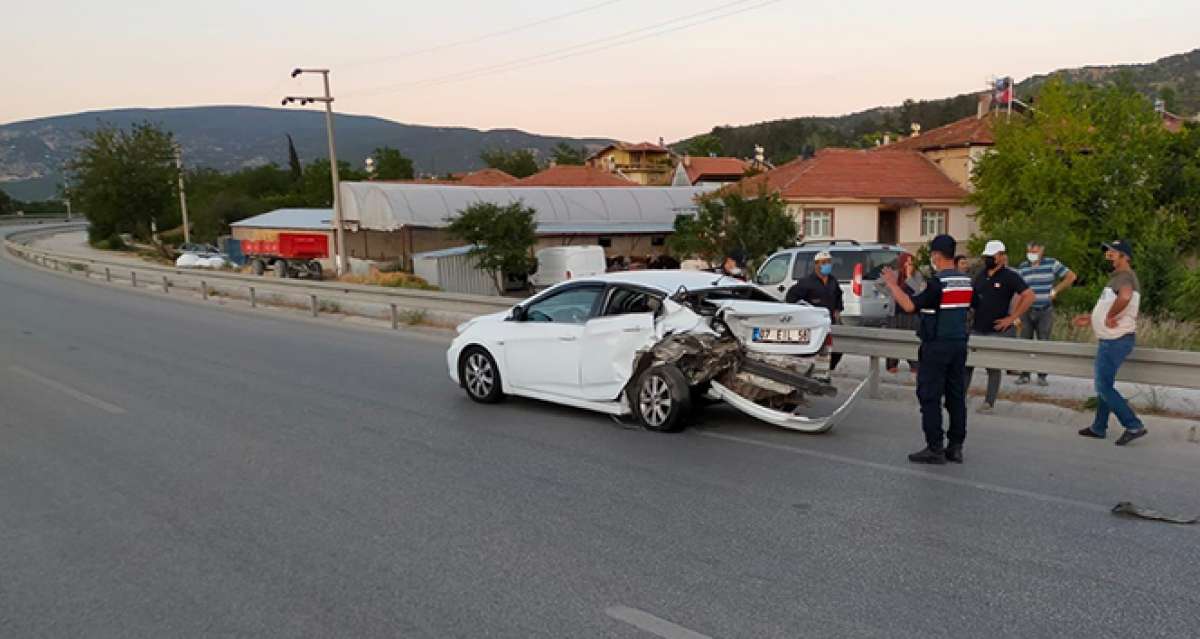 Yolun sağında duran araca çarptı: 6 yaralı