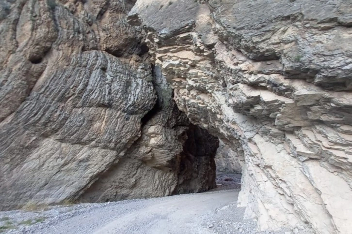 Yöre halkının 'Dünya büzüğü' ismini verdiği yol görüntüsü ile dikkat çekiyor