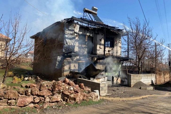 Yozgat’ta 2 katlı bina alevlere teslim oldu