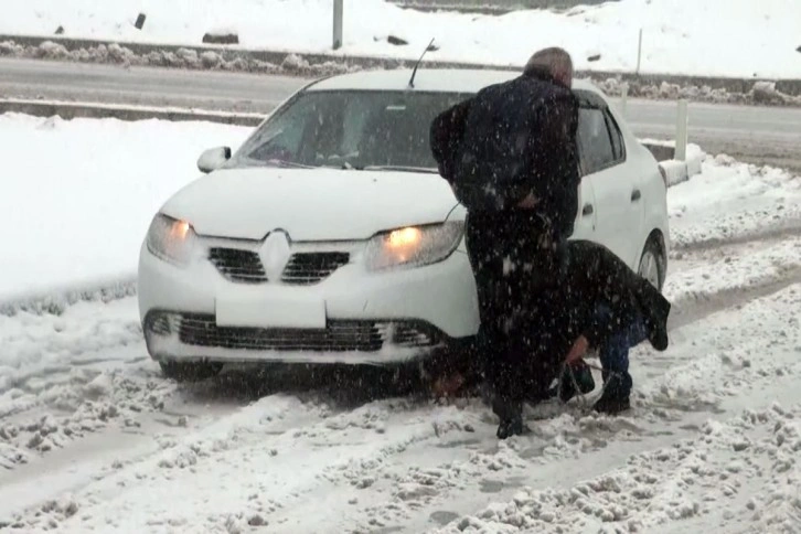 Yozgat’ta kar ulaşımı aksattı, çok sayıda tır ver araç yolda kaldı