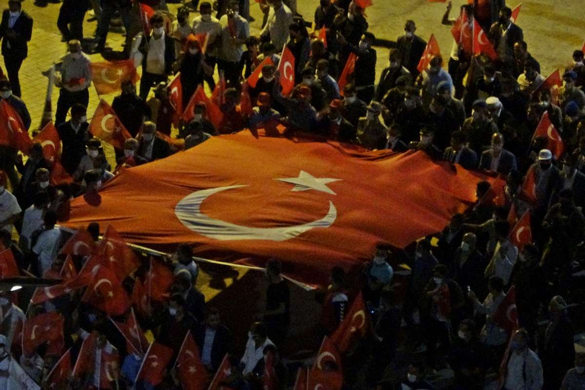 Yüksekova'da binlerce kişi 15 Temmuz Demokrasi ve Milli Birlik Günü yürüyüşüne katıldı