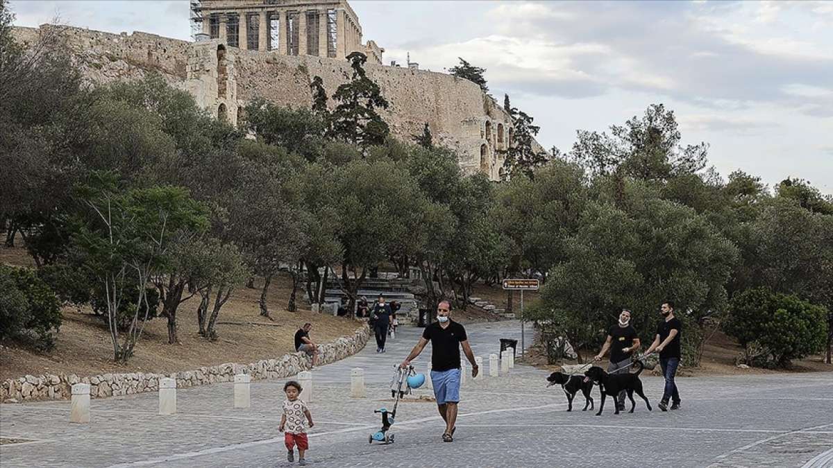 Yunanistan'da açık havada maske takma zorunluluğu yarından itibaren kaldırılıyor