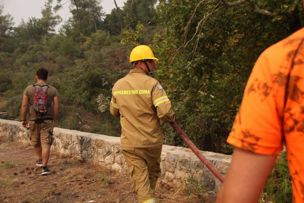 Yunanistan'ın Eğriboz Adası'ndaki yangın 3 gündür devam ediyor