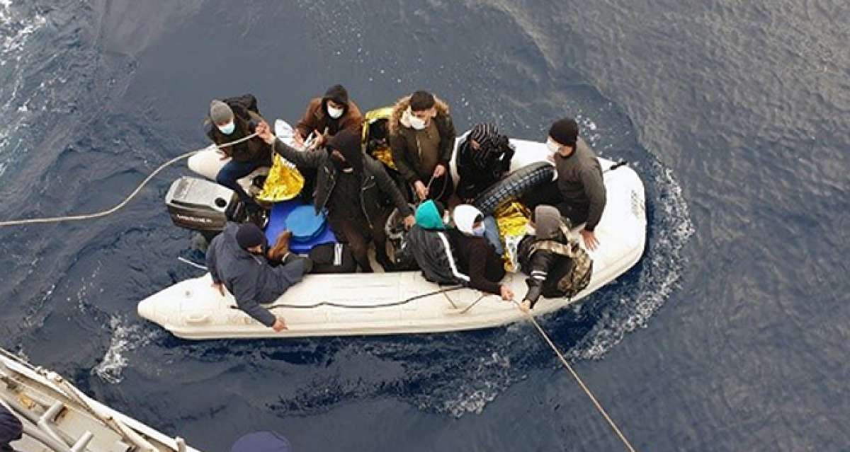 Yunanlılar 11 göçmeni lastik botla geri gönderdi