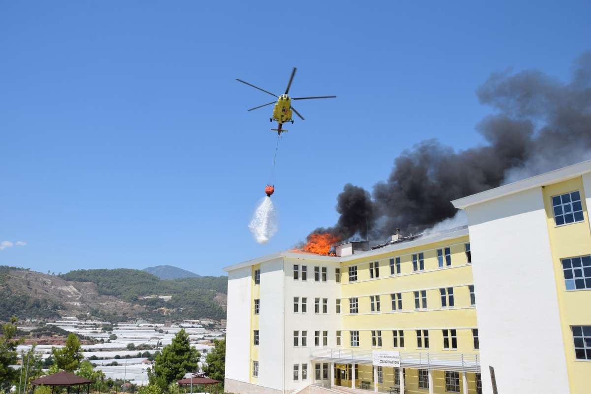 Yurt binasının çatısındaki yangına helikopterli müdahale