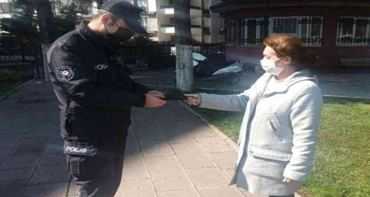 Yürüyüş yaparken bulduğu cüzdanı polise teslim etti