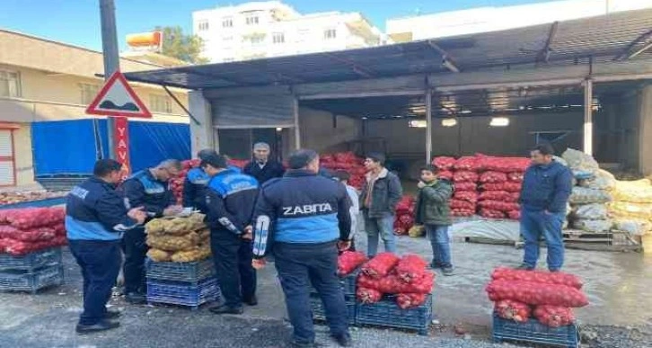 Zabıta 1 ton küflenmiş patates ele geçirdi