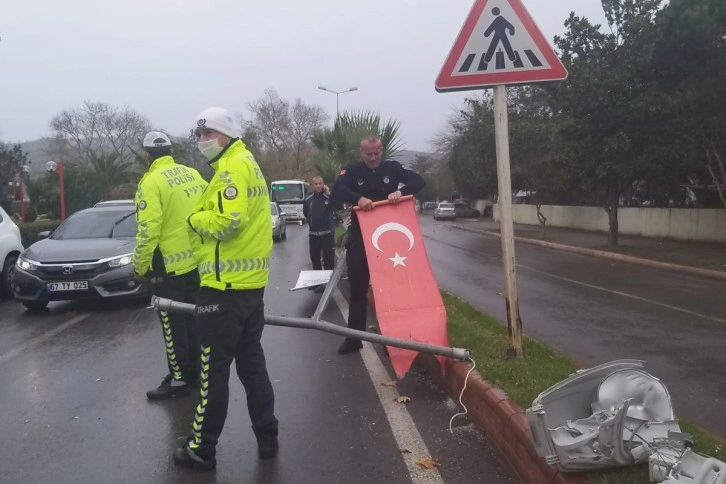 Zabıtanın Türk bayrağı hassasiyeti