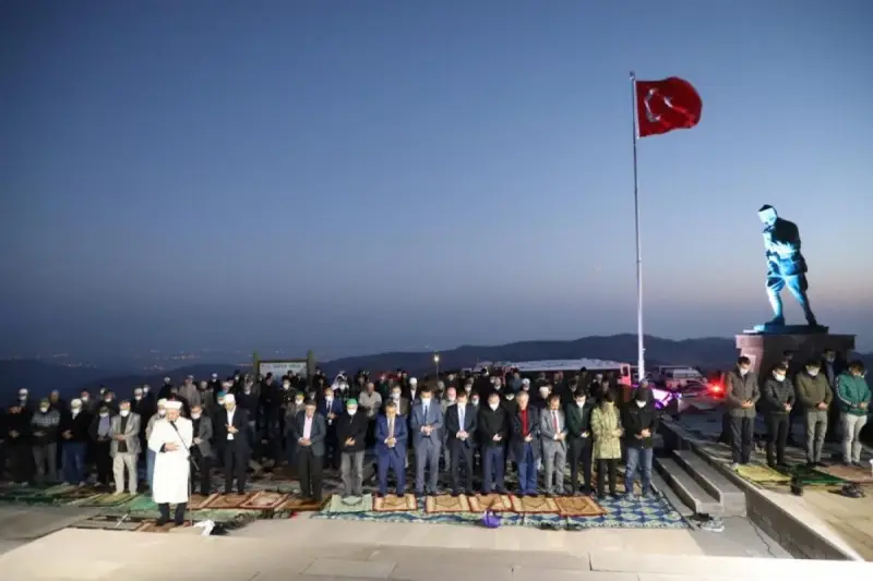 Zafer Treni yolcuları sabah namazını Kocatepe’de kıldı